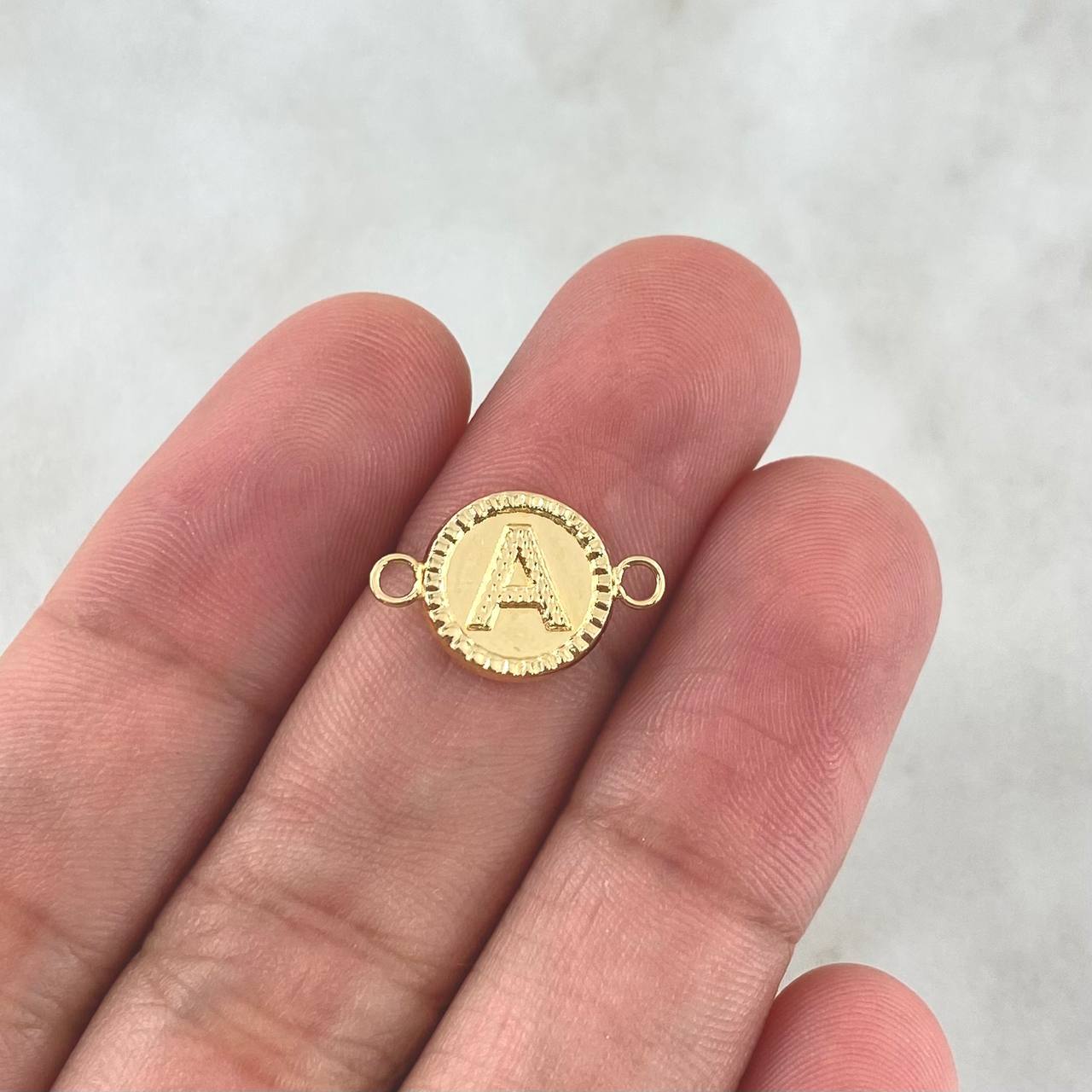Herraje Letra A 0.5gr / 1.6cm / Circular Bordeado Oro Amarillo