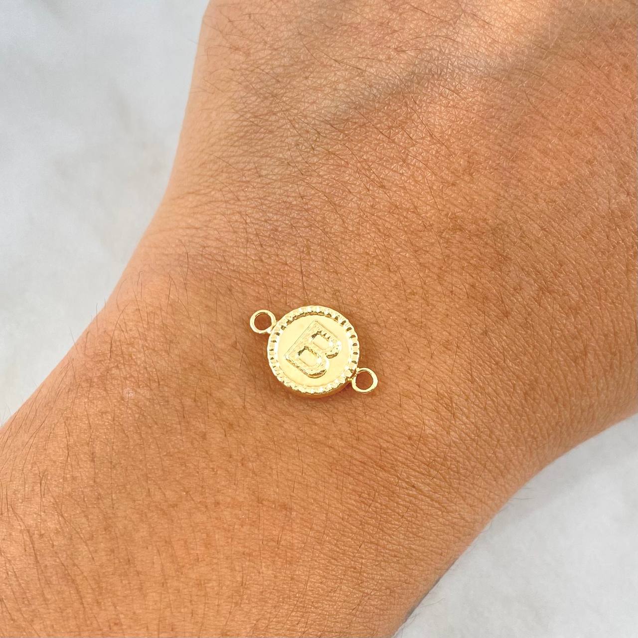 Herraje Letra B Mate 0.65gr / 1.7cm-Circulo Bordeado  Oro Amarillo 18K