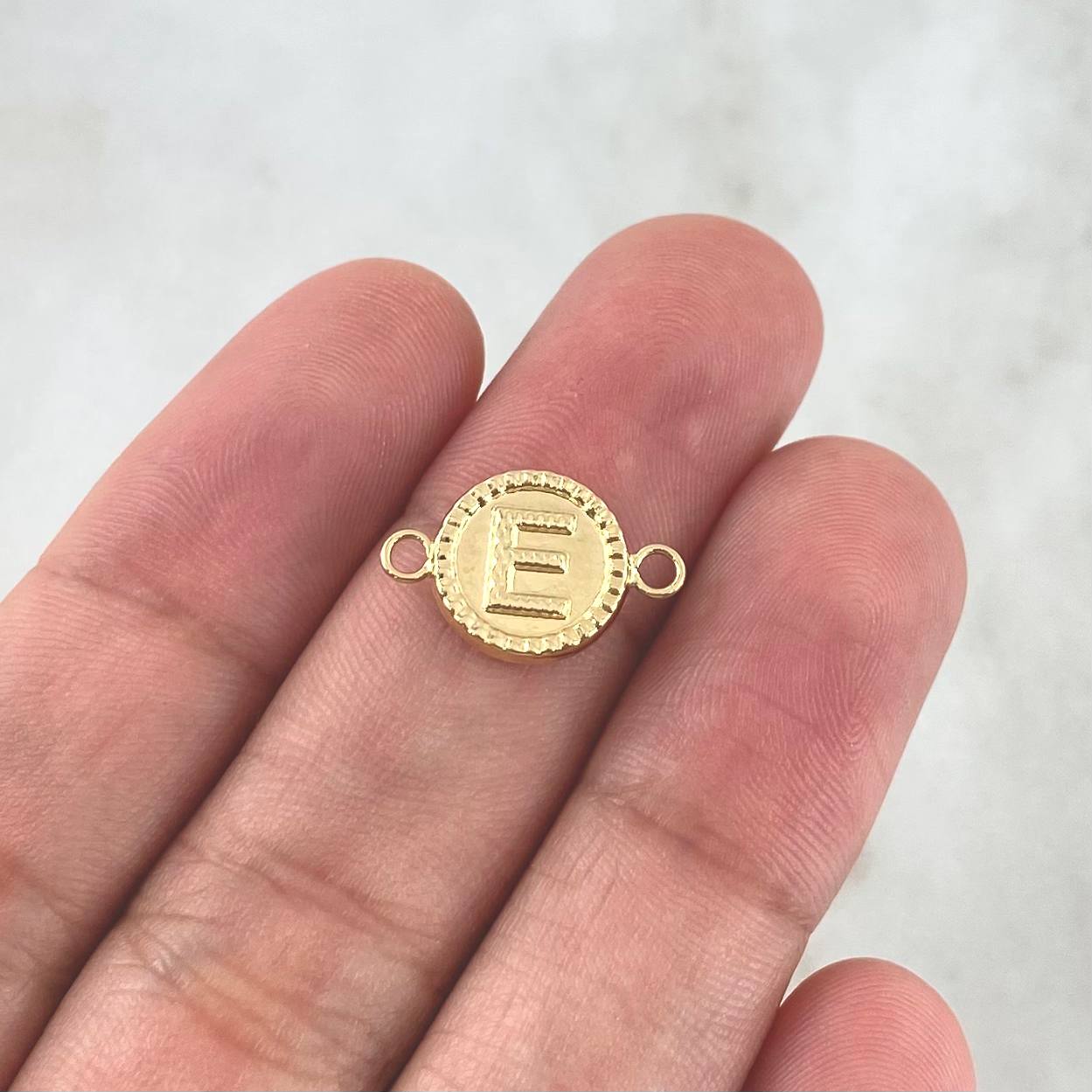 Herraje Letra E 0.5gr / 1.7cm / Circular Bordeado Oro Amarillo 18K