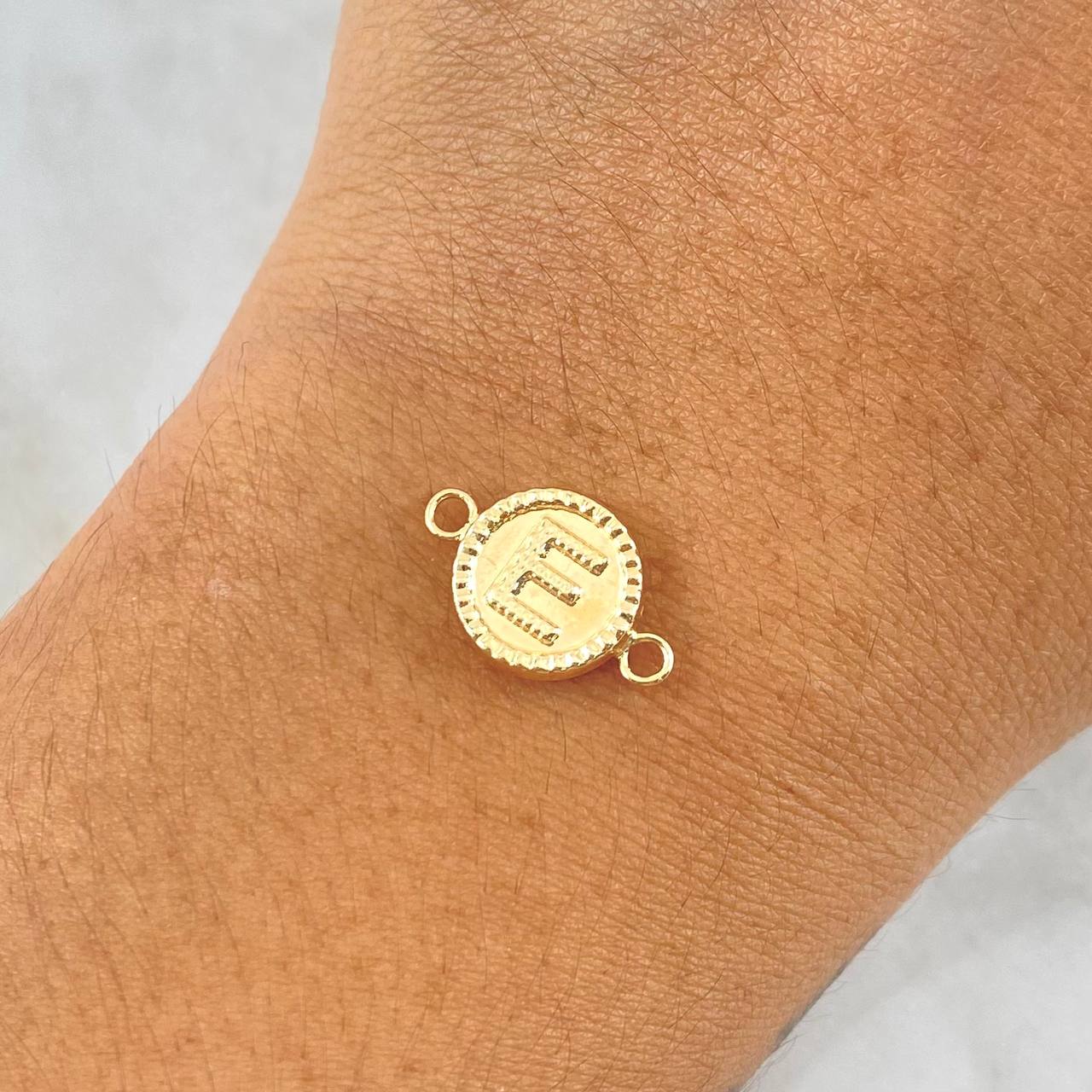 Herraje Letra E 0.5gr / 1.7cm / Circular Bordeado Oro Amarillo 18K