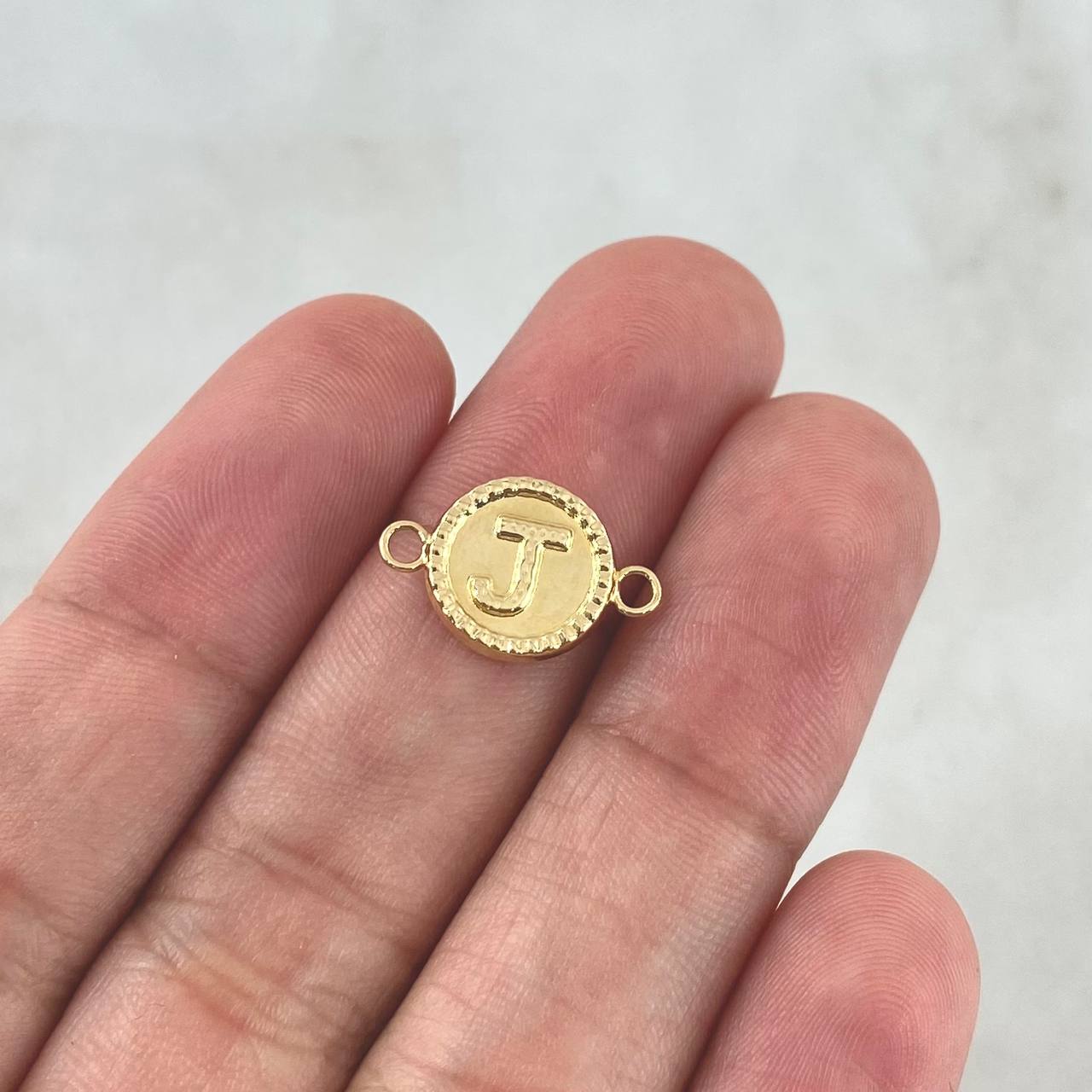 Herraje Letra J 0.5gr / 1.6cm / Circular Bordeado Oro Amarillo ©