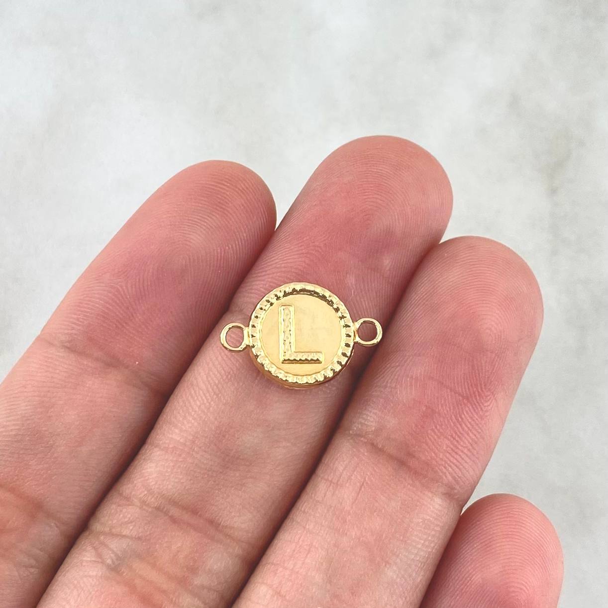 Herraje Letra L 0.5gr / 1.6cm / Circular Bordeado Oro Amarillo
