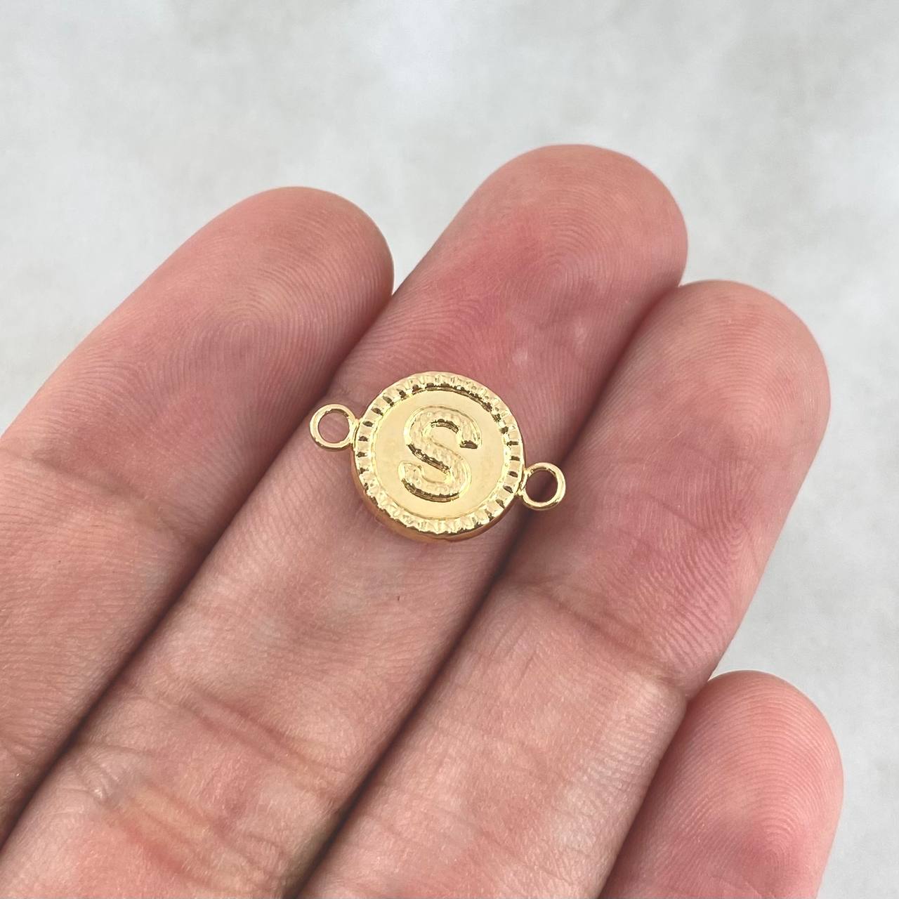 Herraje Letra S 0.5gr / 1.6cm / Circular Bordeado Oro Amarillo