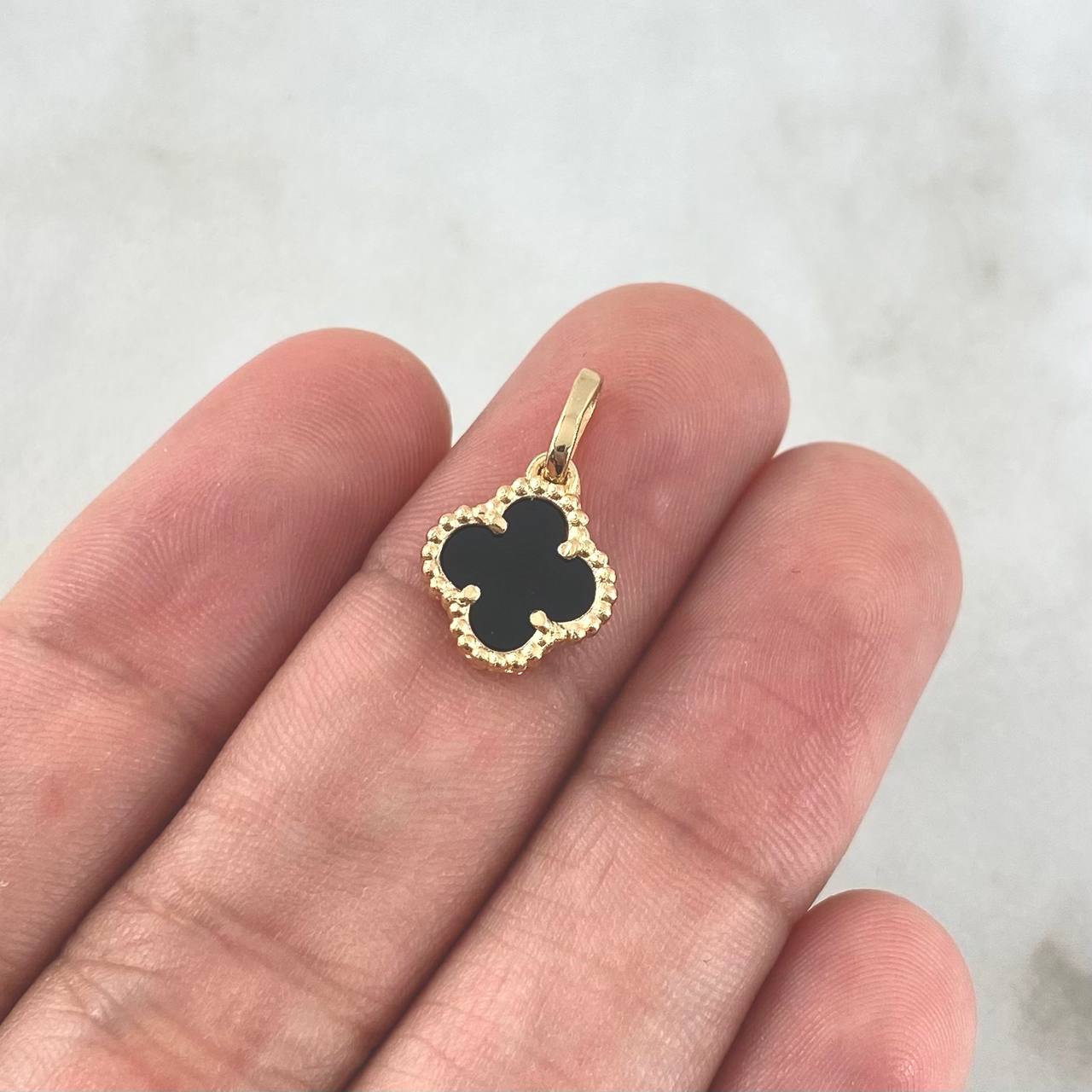 Dije Trebol VCyA 1.35gr / 1.7cm / Onix Negro Punteado Oro Amarillo Nac.Esp. 18K *