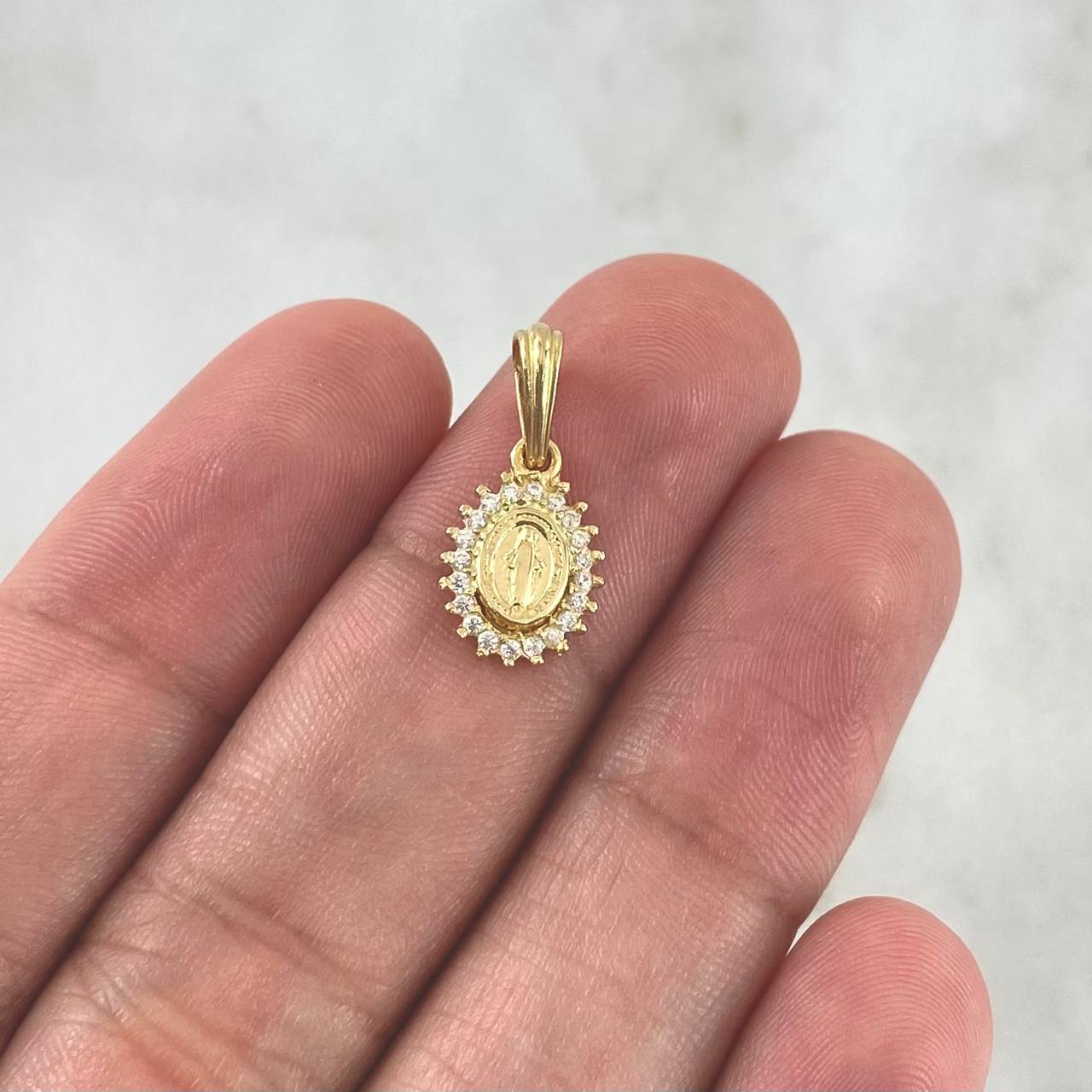 Dije Virgen Milagrosa 0.85gr / 1.8cm / Circones Blancos Oro Amarillo