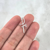 Dije Fe 0.65gr / 2.2cm / Liso Oro Blanco
