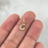 Dije Letra C Cursiva 0.45gr / 1.6cm / Circones Blancos Oro Amarillo