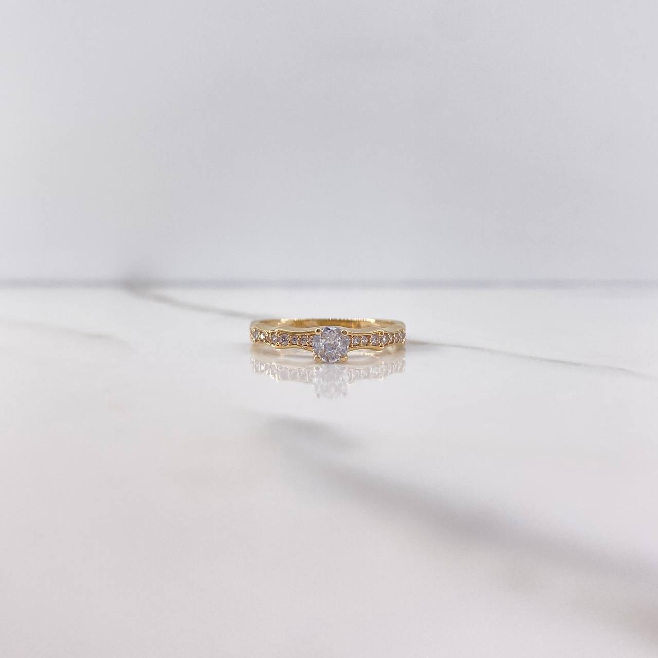 Anillo Solitario Churumbela 2gr / T6 1/2 / Circones Blancos Oro Amarillo &