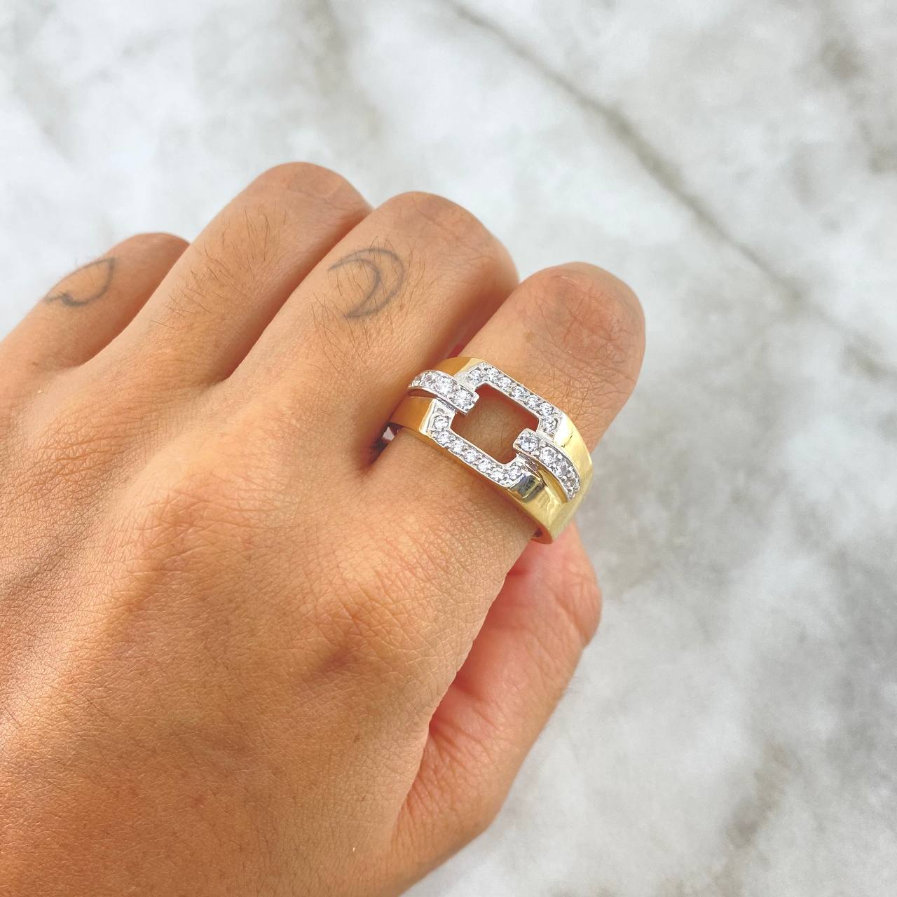 Anillo Hebilla 6.55gr / T11 1/4 / Circones Blancos Oro Amarillo