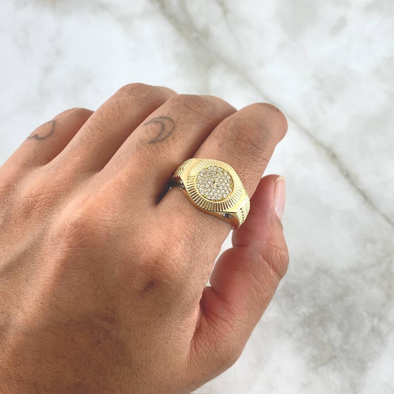 Anillo Circulo Tupido 6.2gr / T 9 1/2 / Circones Blancos Oro Amarillo *