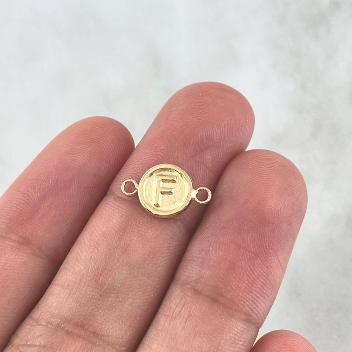 Herraje Letra F 0.4gr / 1.3cm / Circulo Mate Oro Amarillo 18K