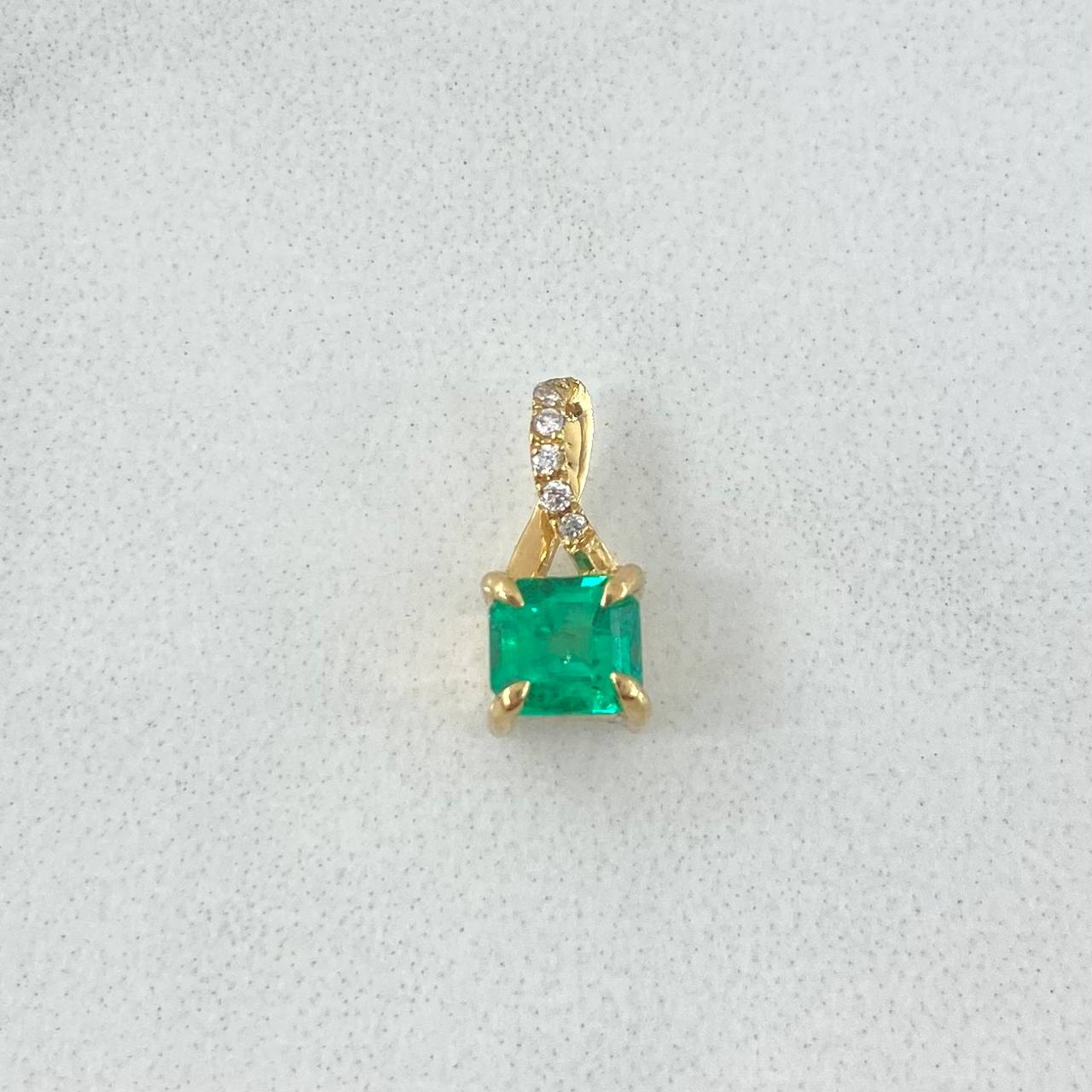 Dije Piedra Cubo 0.9gr / 1.1cm / Esmeraldas 0.58pts - Diamantes Blancos 0.01pts Oro Amarillo 18K (Joya) ©