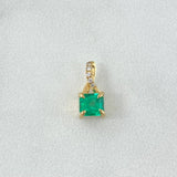 Dije Piedra Cubo 0.9gr / 1.1cm / Esmeraldas 0.58pts - Diamantes Blancos 0.01pts Oro Amarillo 18K (Joya) ©