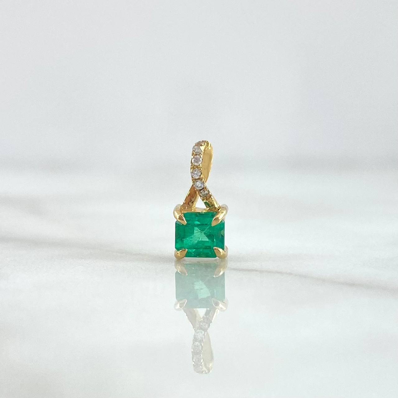 Dije Piedra Cubo 0.9gr / 1.1cm / Esmeraldas 0.58pts - Diamantes Blancos 0.01pts Oro Amarillo 18K (Joya) ©