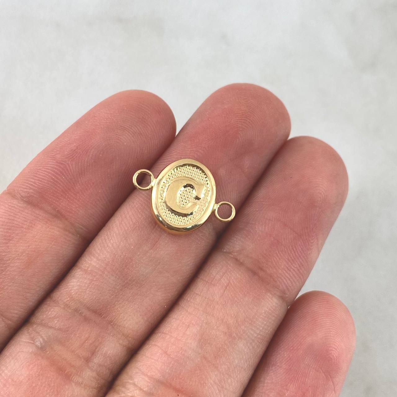 Herraje Letra C 0.4gr / 1.6cm / Ovalado Texturizado Oro Amarillo 18K