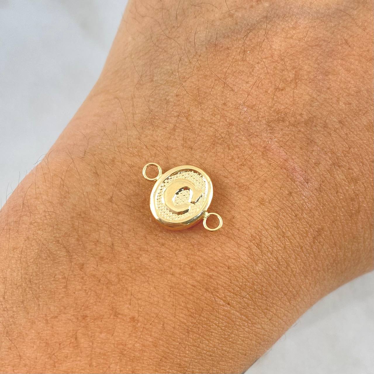 Herraje Letra C 0.4gr / 1.6cm / Ovalado Texturizado Oro Amarillo 18K