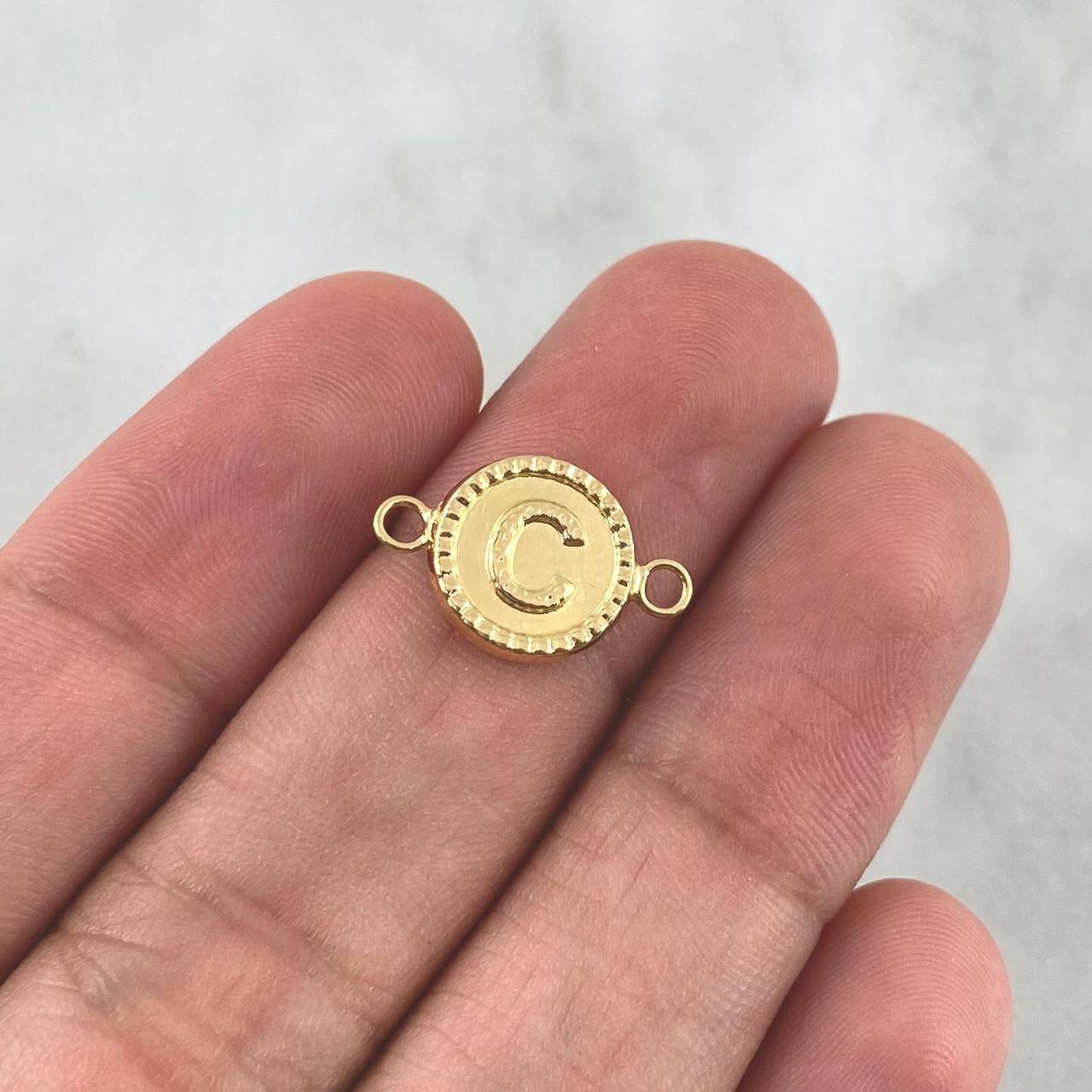 Herraje Letra C 0.5gr / 1.6cm / Circulo Bordeado Oro Amarillo 18K