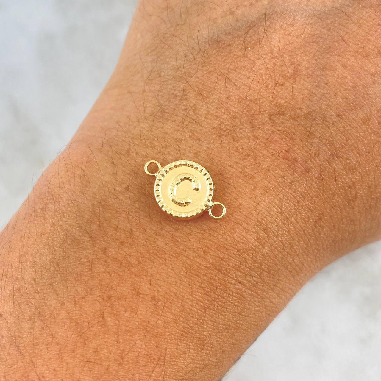 Herraje Letra C 0.5gr / 1.6cm / Circulo Bordeado Oro Amarillo 18K