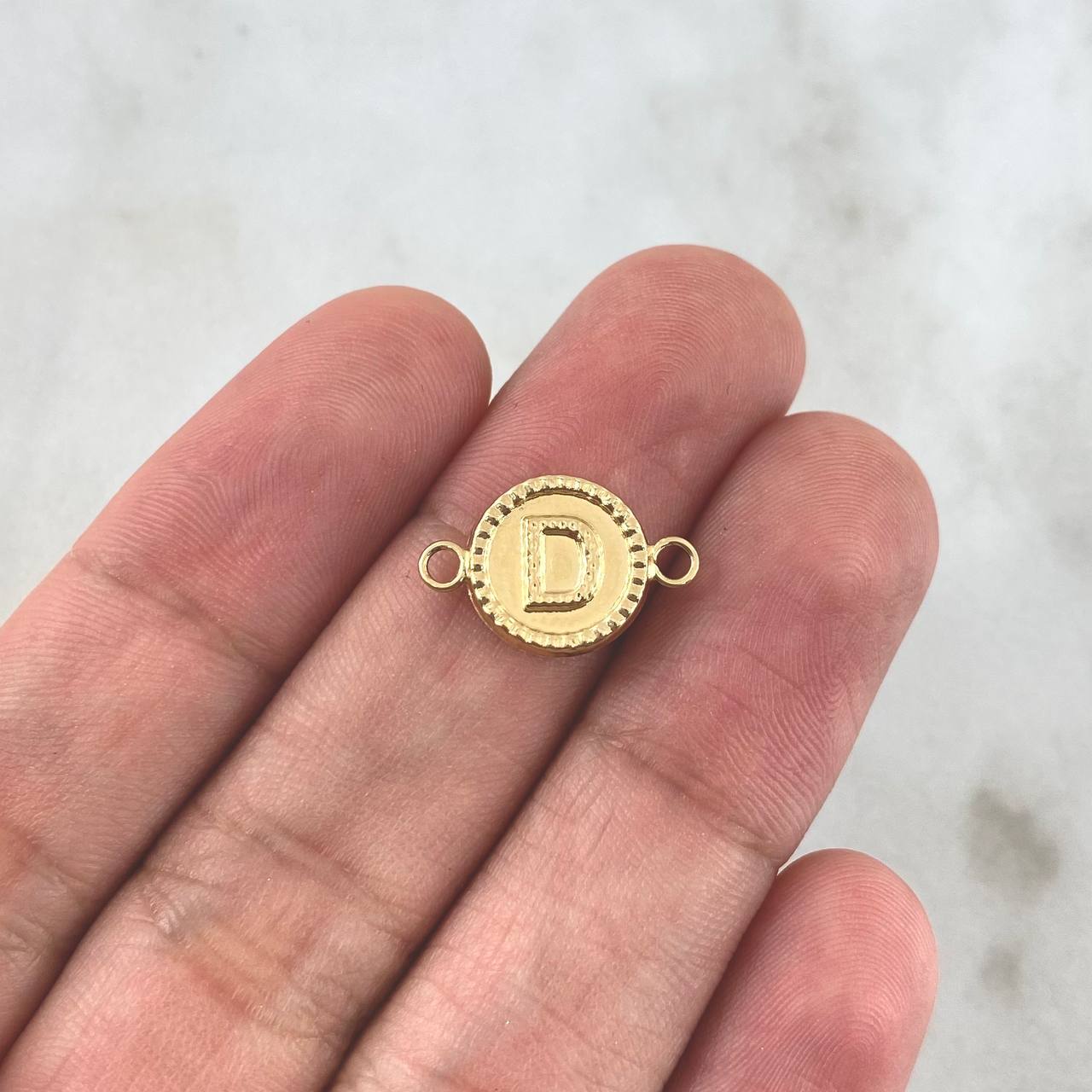 Herraje Letra D 0.55gr / 1.6cm / Circulo Bordeado Oro Amarillo 18K