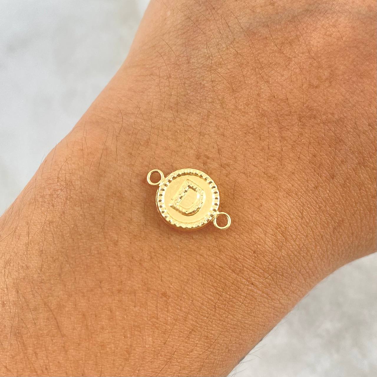 Herraje Letra D 0.55gr / 1.6cm / Circulo Bordeado Oro Amarillo 18K