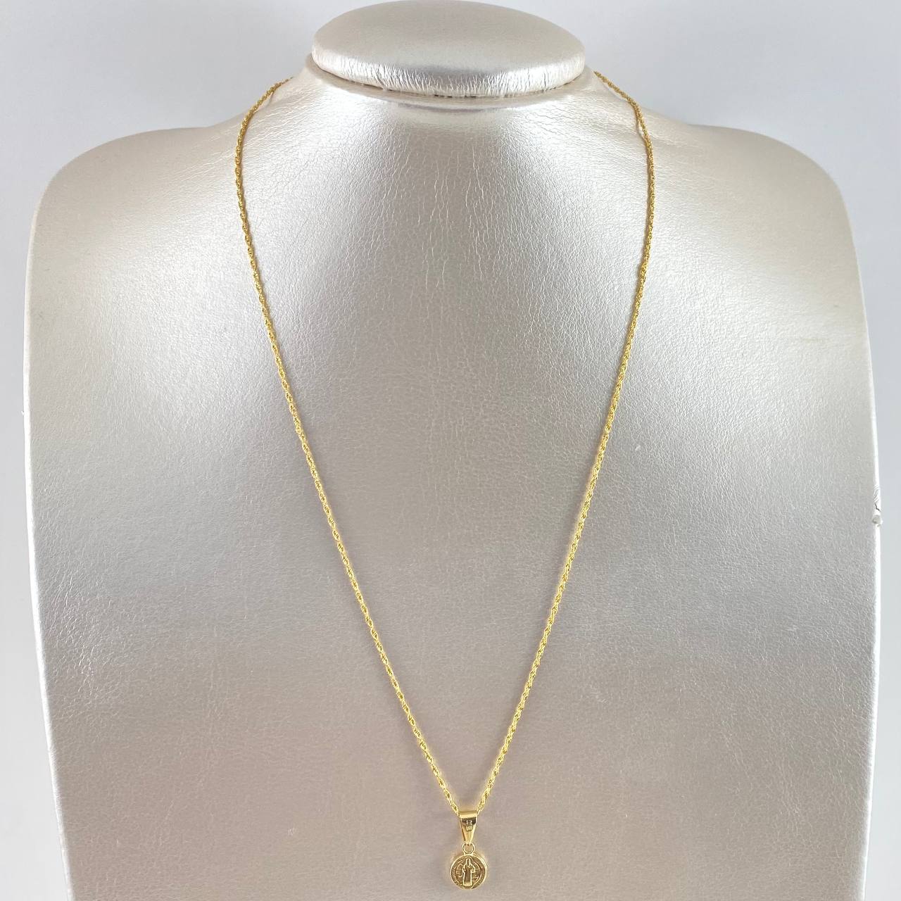 Cadena Lazo 0.9gr / 50cm / 1.2mm + Dije San Benito 0.5gr / 1.8cm / Troquelado Cargador Liso Oro Amarillo (Oferta)