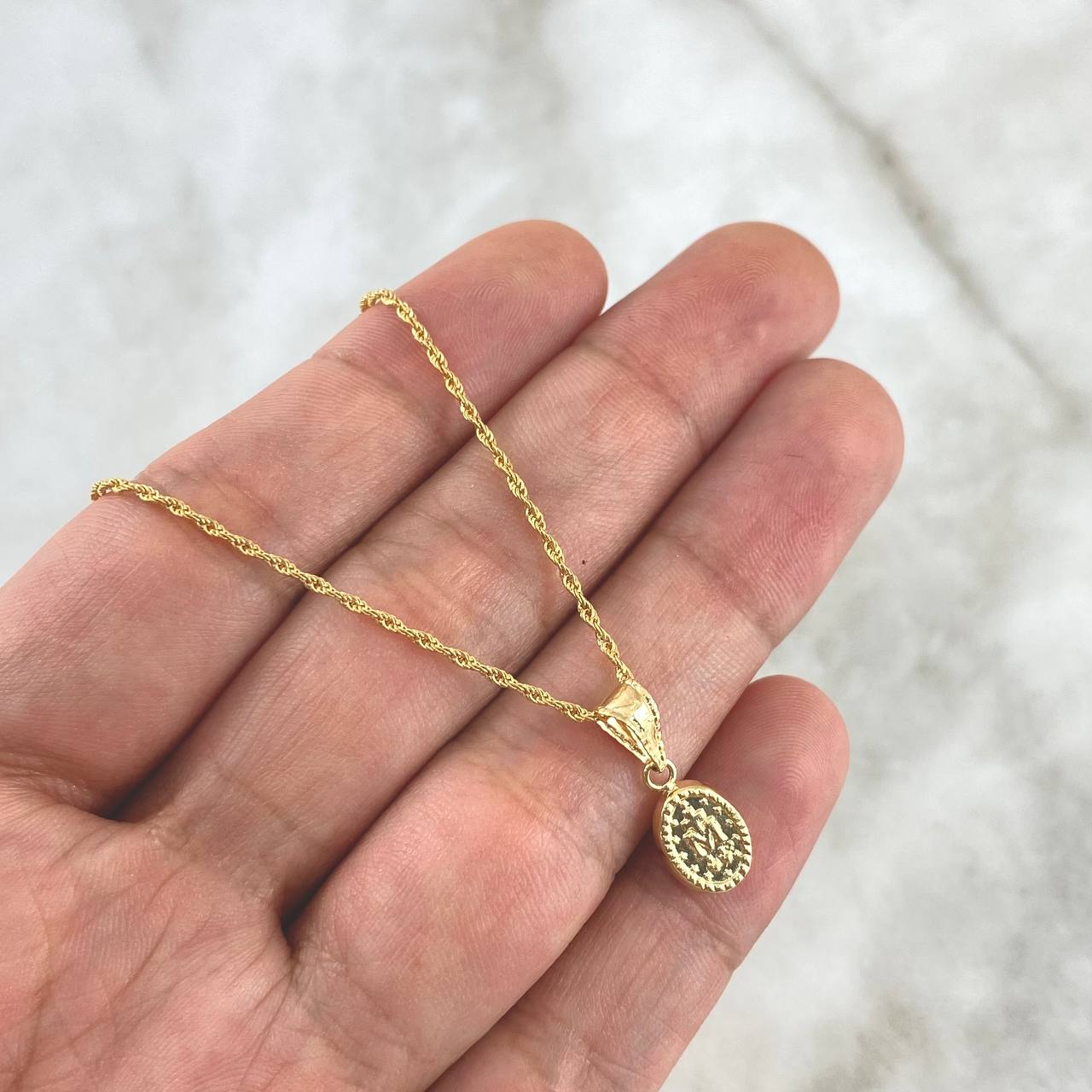 Cadena Lazo 0.95gr / 50cm / 1.2mm + Dije Virgen Milagrosa 0.45gr / 1.8cm / Cargador Bordeado Oro Amarillo (Oferta)