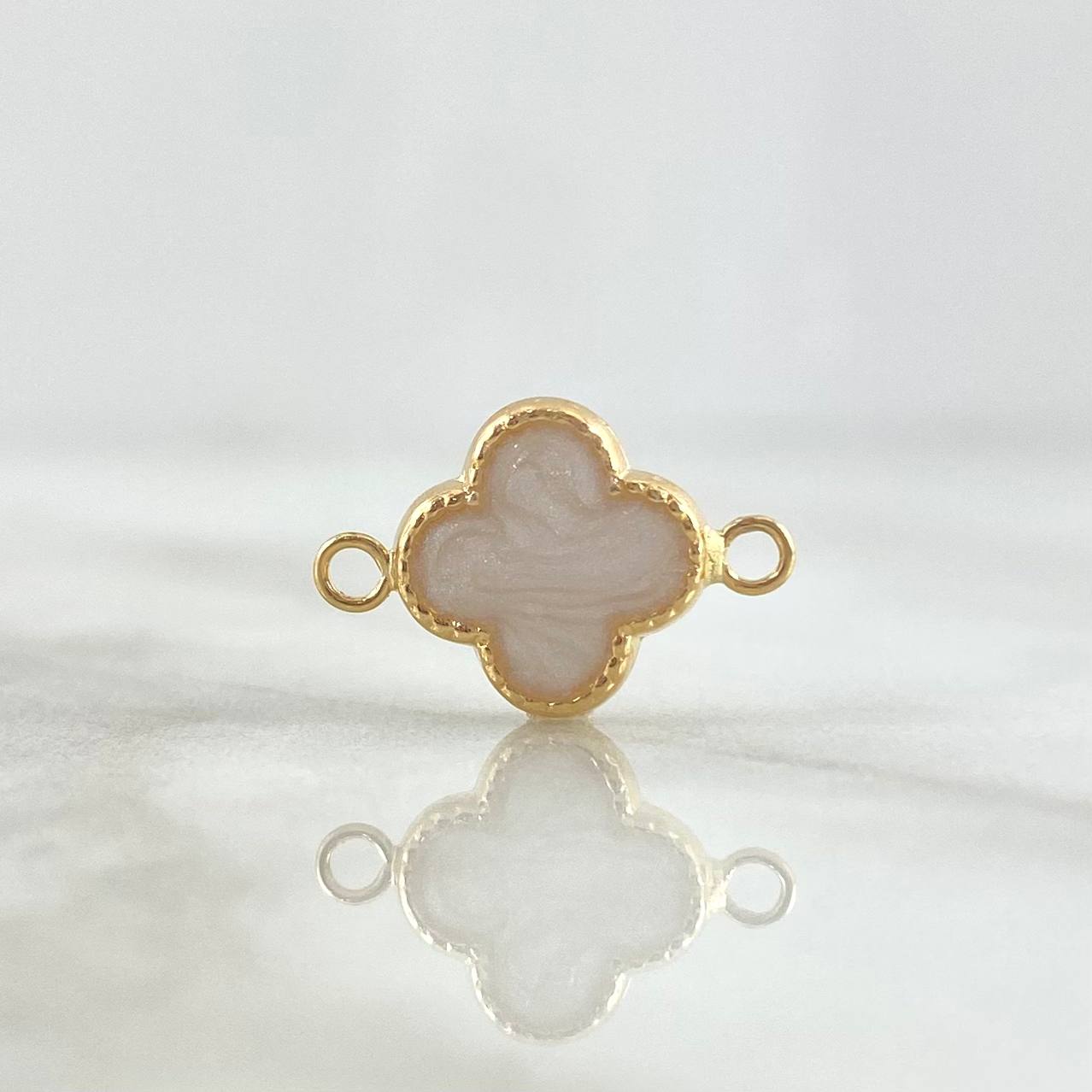 Herraje Trébol VCyA 0.65gr / 1.5cm / Blanco Perla Electrostático Punteado Oro Amarillo 18K ©