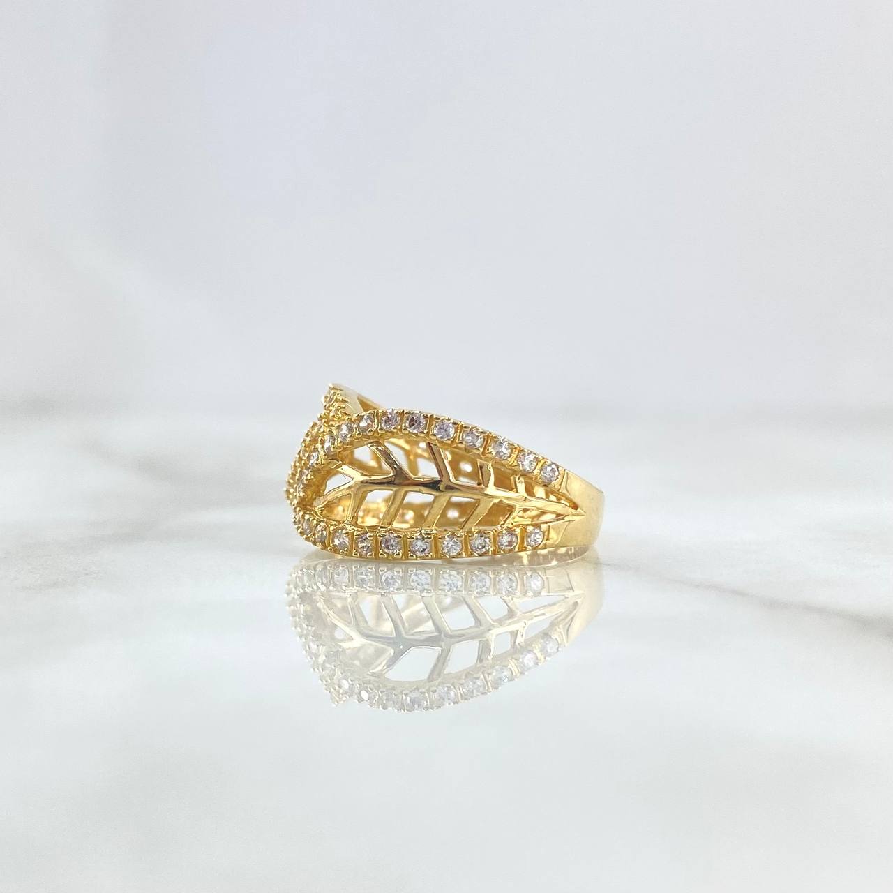 Anillo Abrazo Hojas 3.75gr / T7 1/2 / Circones Blancos Oro Amarillo 18K ©