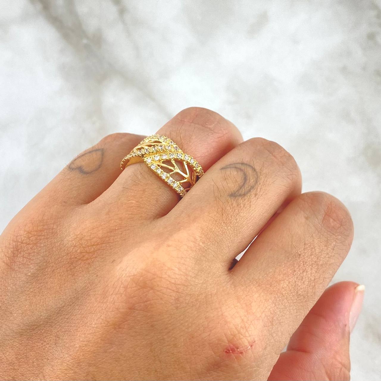 Anillo Abrazo Hojas 3.75gr / T7 1/2 / Circones Blancos Oro Amarillo 18K ©