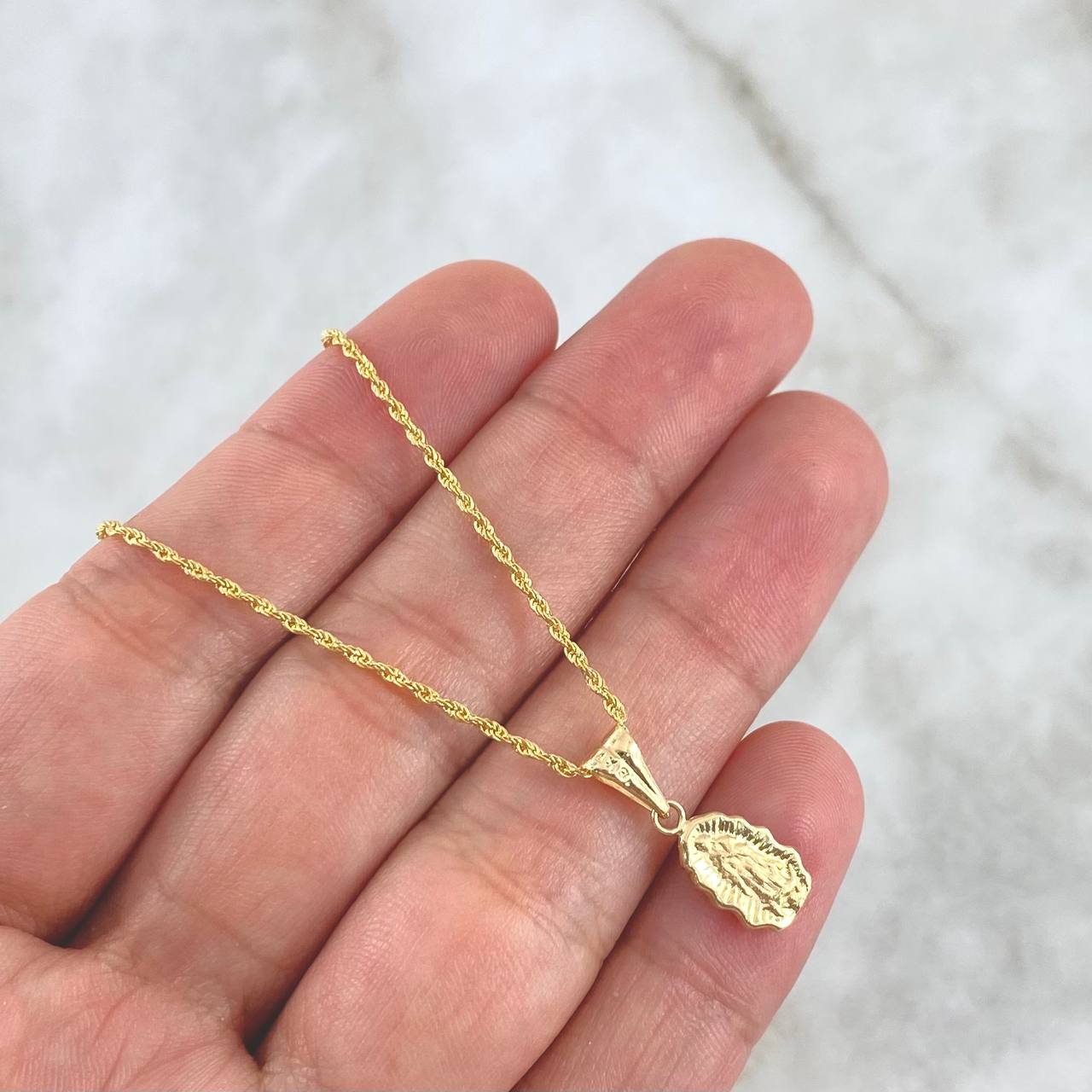 Set Cadena Lazo 0.9gr / 45cm / 1.2mm + Dije Virgen Guadalupe Silueta 0.45gr / 1.6cm Oro Amarillo 18K (Oferta)