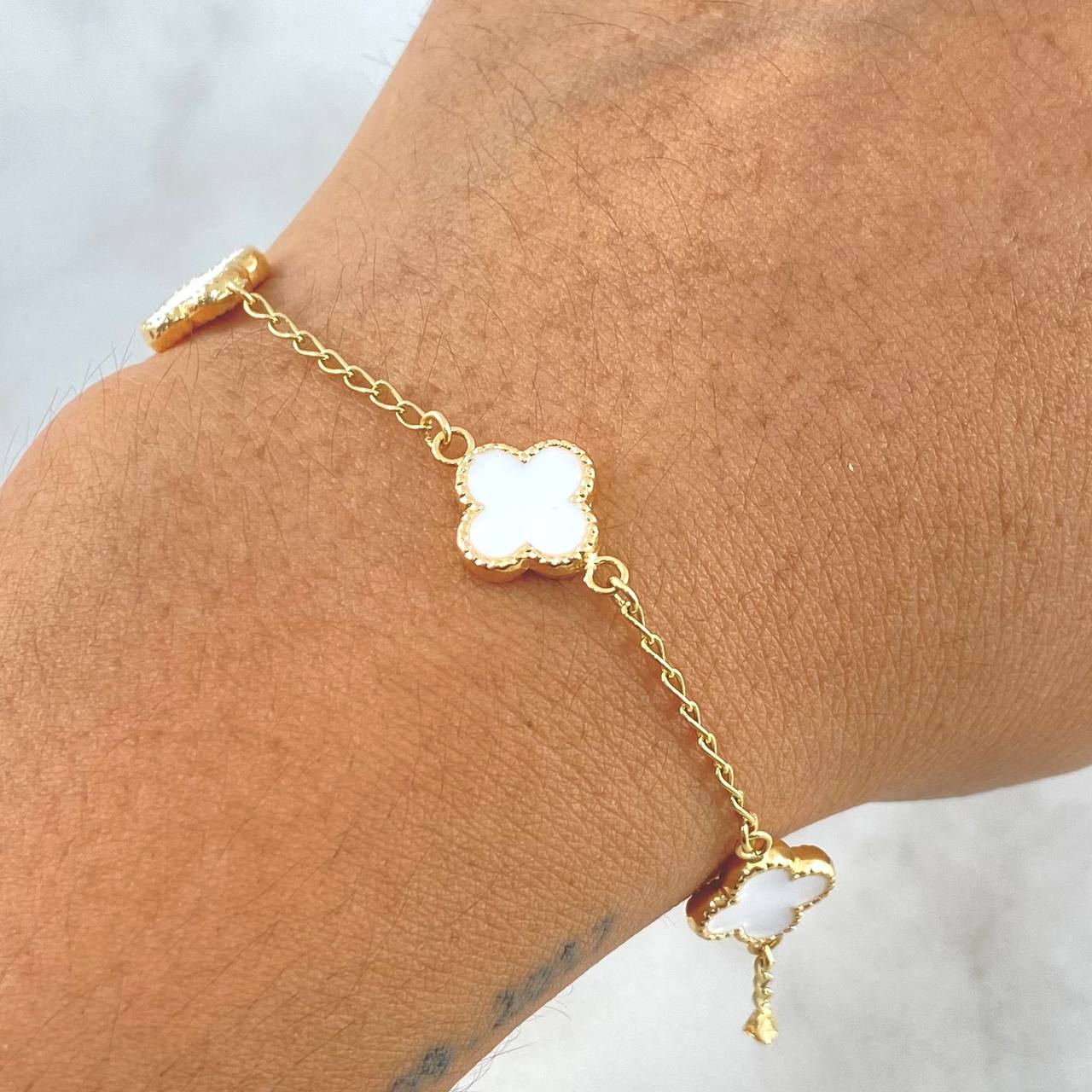 Pulso Aro Seguido Trébol VCyA 4gr / 19cm / 10mm Blanco Electrostático Punteado Oro Amarillo 18K ©