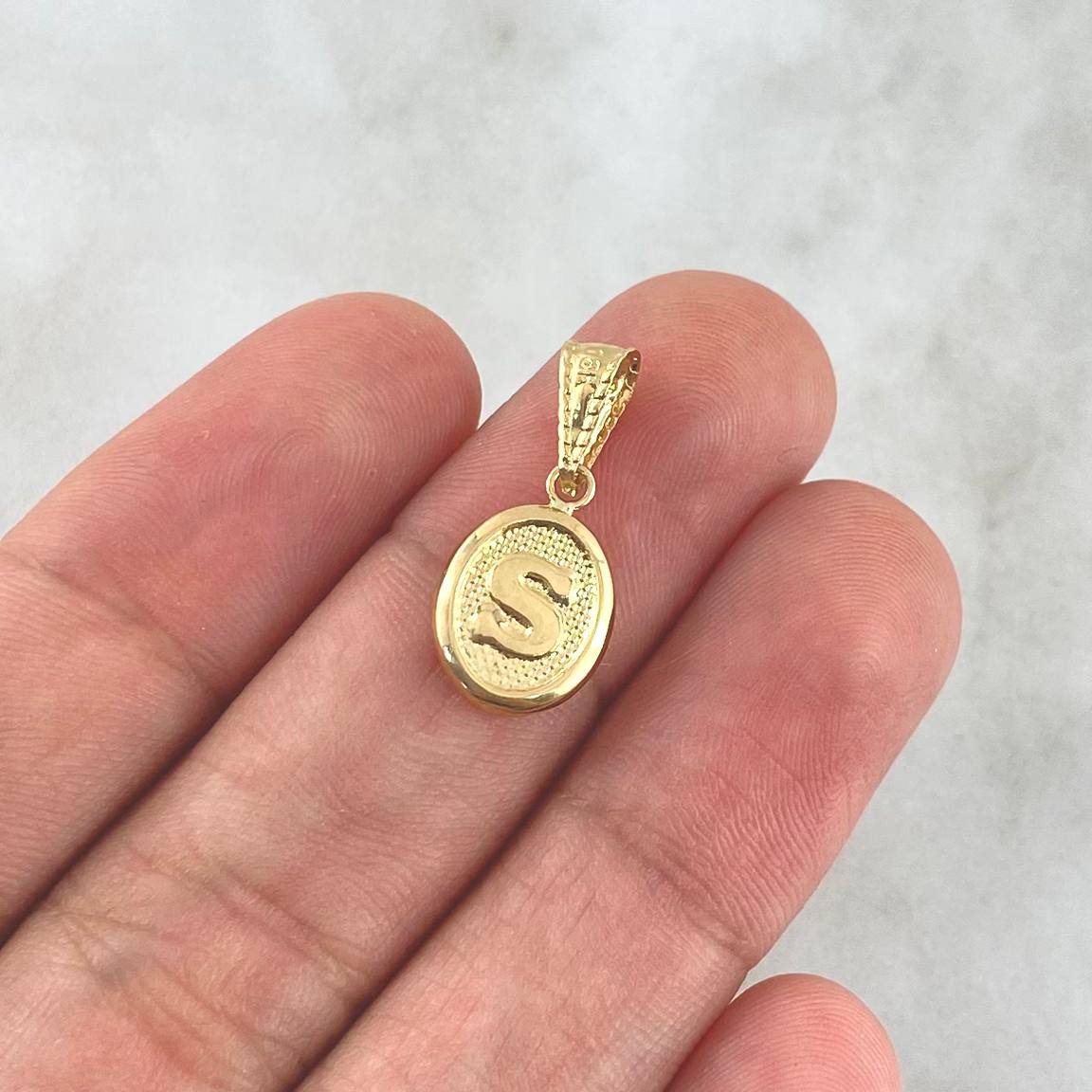 Dije Letra S 0.5gr / 2cm / Ovalada Texturizada Oro Amarillo 18K