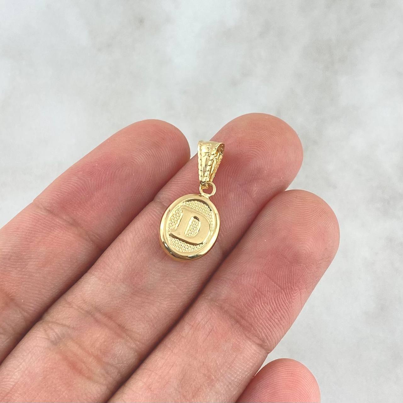 Dije Letra D 0.45gr / 2cm / Ovalada Texturizada Oro Amarillo 18K