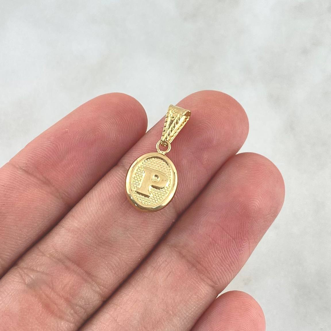Dije Letra P 0.5gr / 2cm / Ovalada Texturizada Oro Amarillo 18K