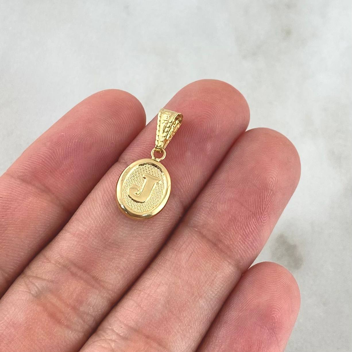 Dije Letra J 0.5gr / 2cm / Ovalada Texturizada Oro Amarillo 18K