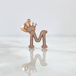 Dije Letra M Corona 1.95gr / 2.6cm / Circones Blancos Oro Rosa 18K