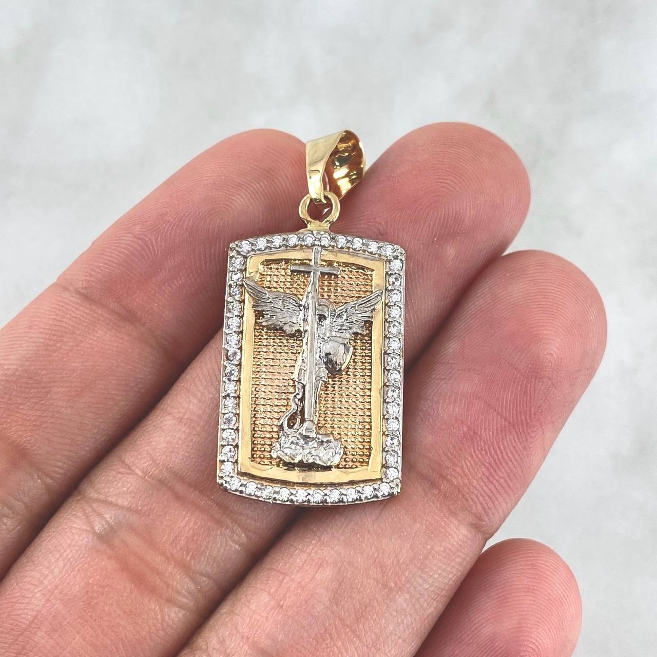 Dije Placa San Miguel Arcangel 4.05gr / 3.5cm / Circones Blancos Tres Oros 18K