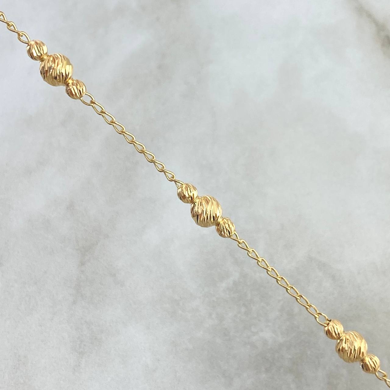 Pulso Aro Seguido Trio 2.55gr / 17.5cm / 3mm - 5mm Bolas Diamantadas Oro Amarillo 18K