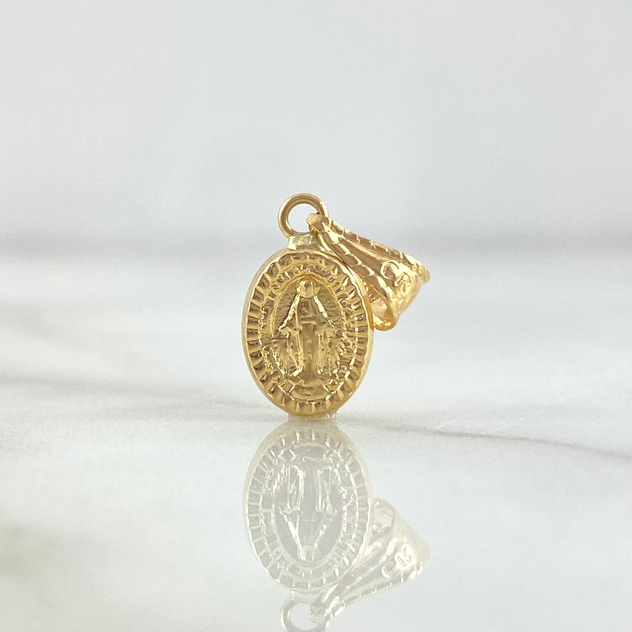 Dije Virgen Milagrosa Ovalada 0.4gr / 1.8mm Bordeada Oro Amarillo 18K ©