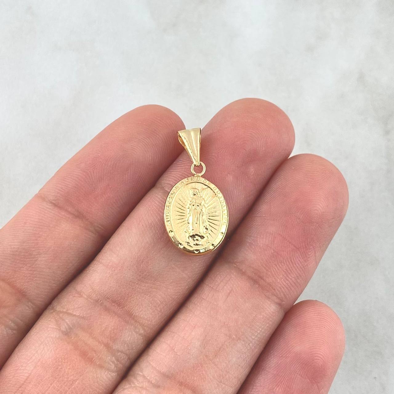 Dije Virgen Guadalupe Ovalada 0.8gr / 2.2mm Troquelada - Cargador Liso Oro Amarillo 18K ©