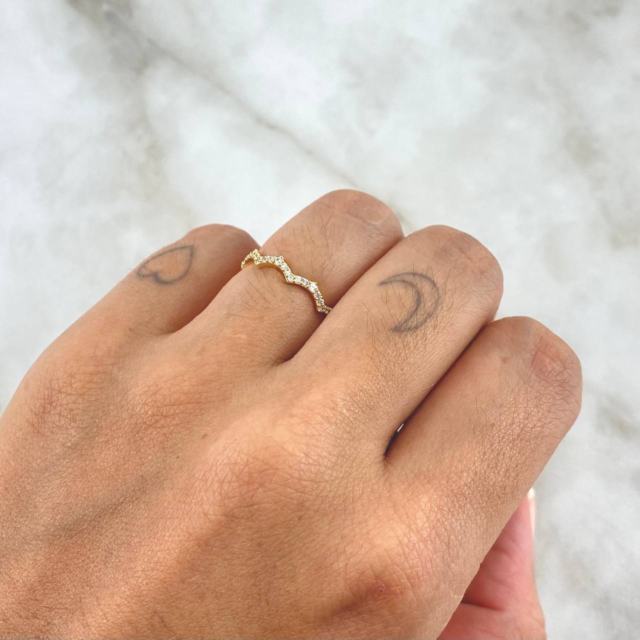 Anillo Olas en Zig Zag 1.55gr / T7 / Circones Blancos Oro Amarillo 18K