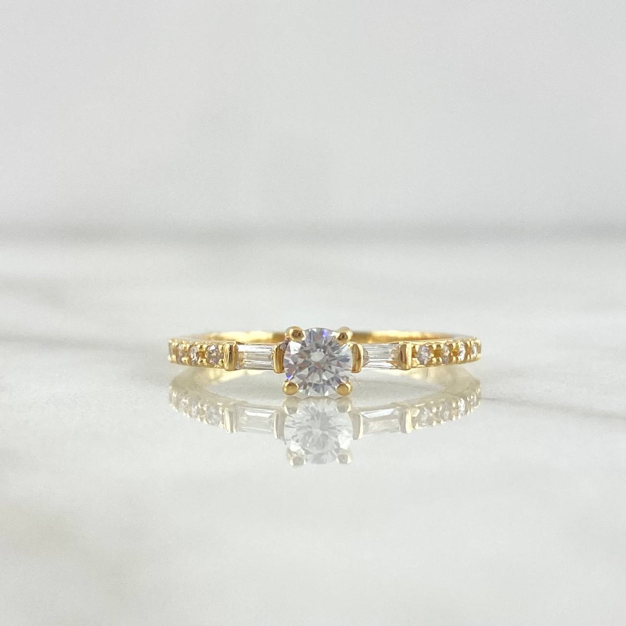 Anillo Solitario Cubiculado 1.75gr / T5 3/4 / Circones Blancos Oro Amarillo 18K