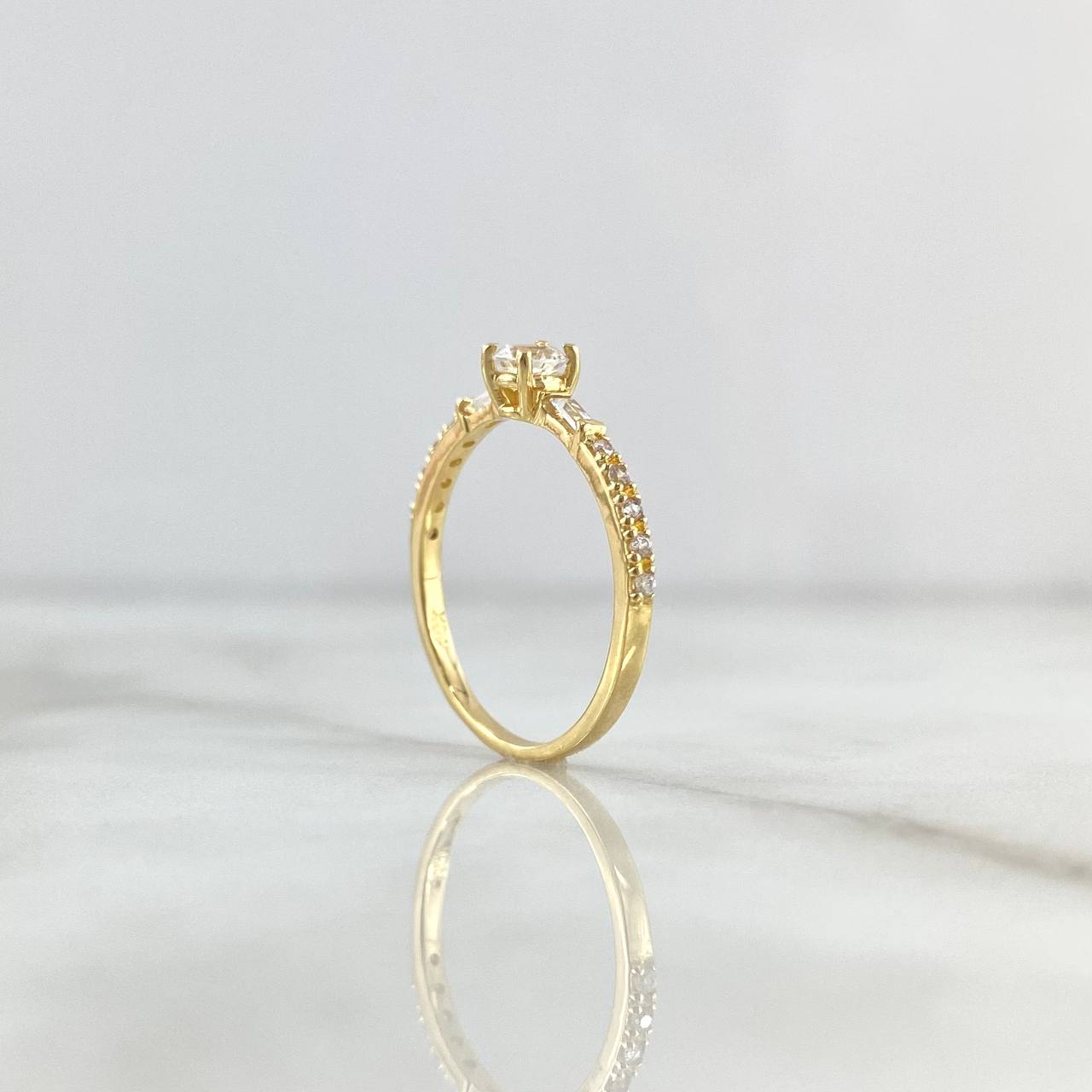Anillo Solitario Cubiculado 1.75gr / T5 3/4 / Circones Blancos Oro Amarillo 18K