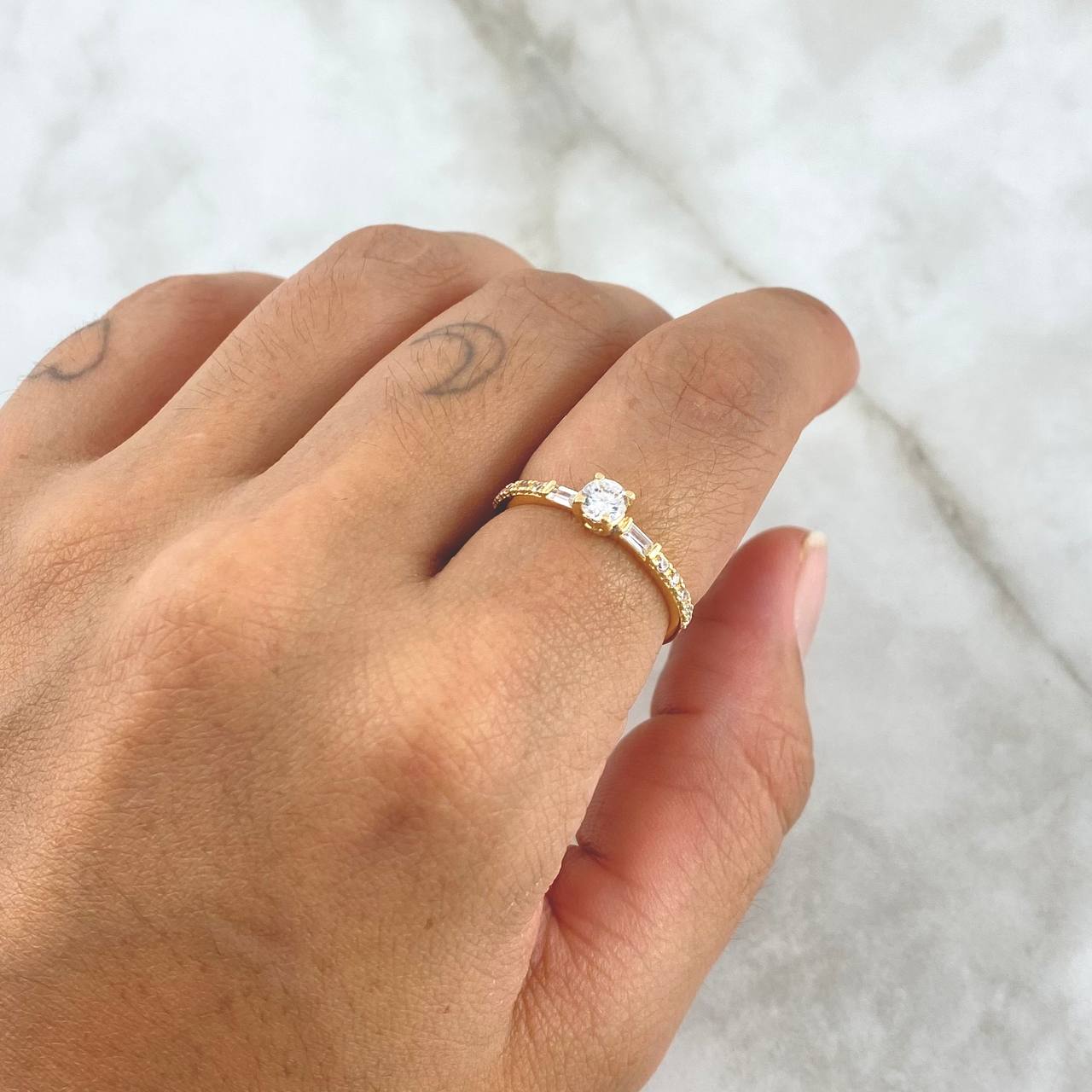 Anillo Solitario Cubiculado 1.75gr / T5 3/4 / Circones Blancos Oro Amarillo 18K