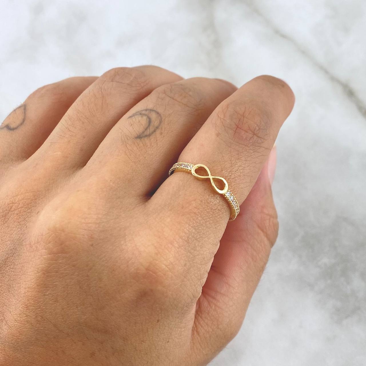 Anillo Infinito Lineal 1.7gr / T6 3/4 / Circones Blancos Oro Amarillo 18K ©