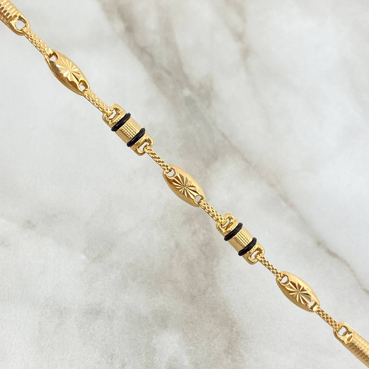 Pulso Rústico Barril Combinado 4.85gr / 19.5cm / 5mm Rayado - Diamantado - Texturizado - Cauchos Negros Oro Amarillo 18K ©