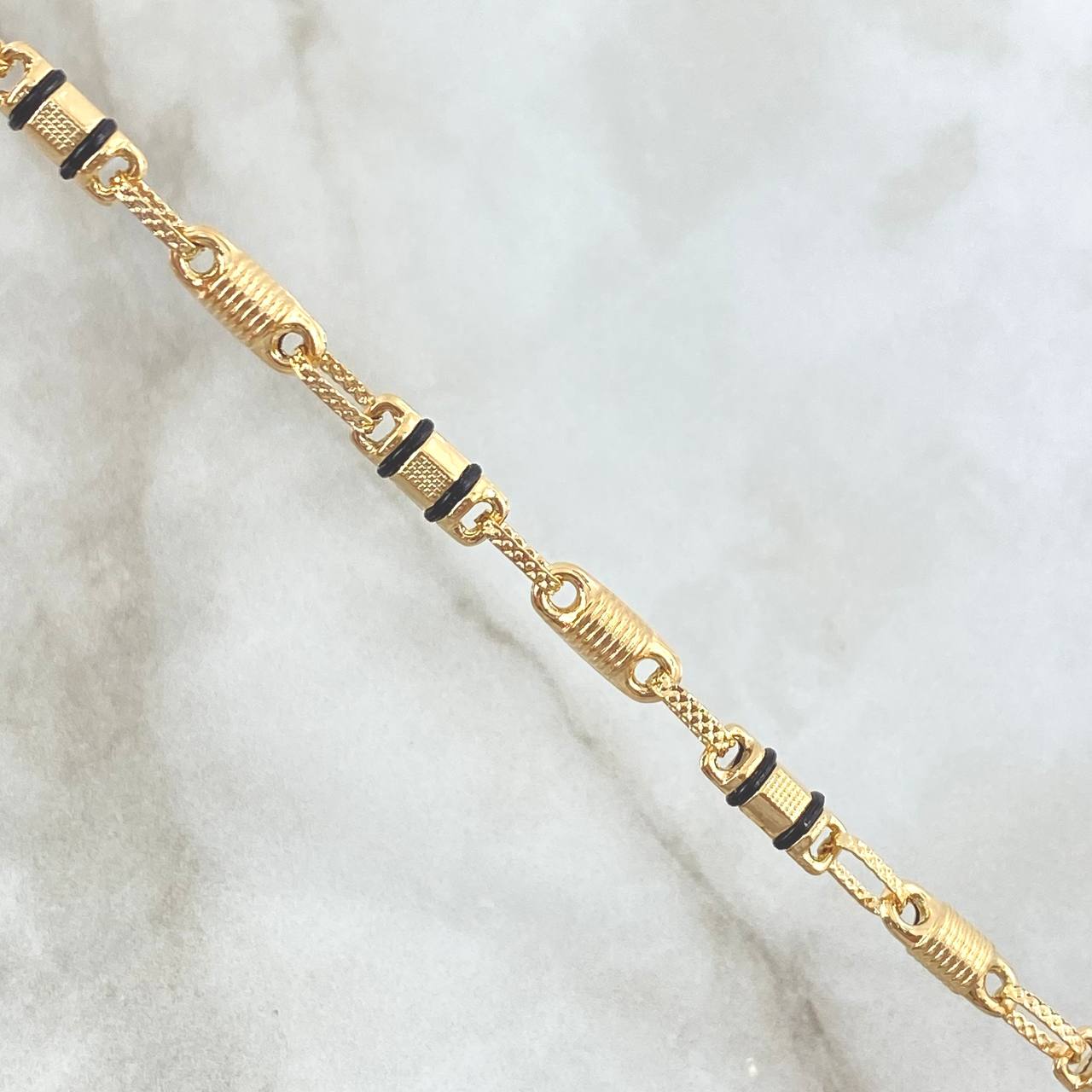 Pulso Rústico Barril Combinado 4.95gr / 20cm / 5mm Rayado - Texturizado - Cauchos Negros Oro Amarillo 18K ©