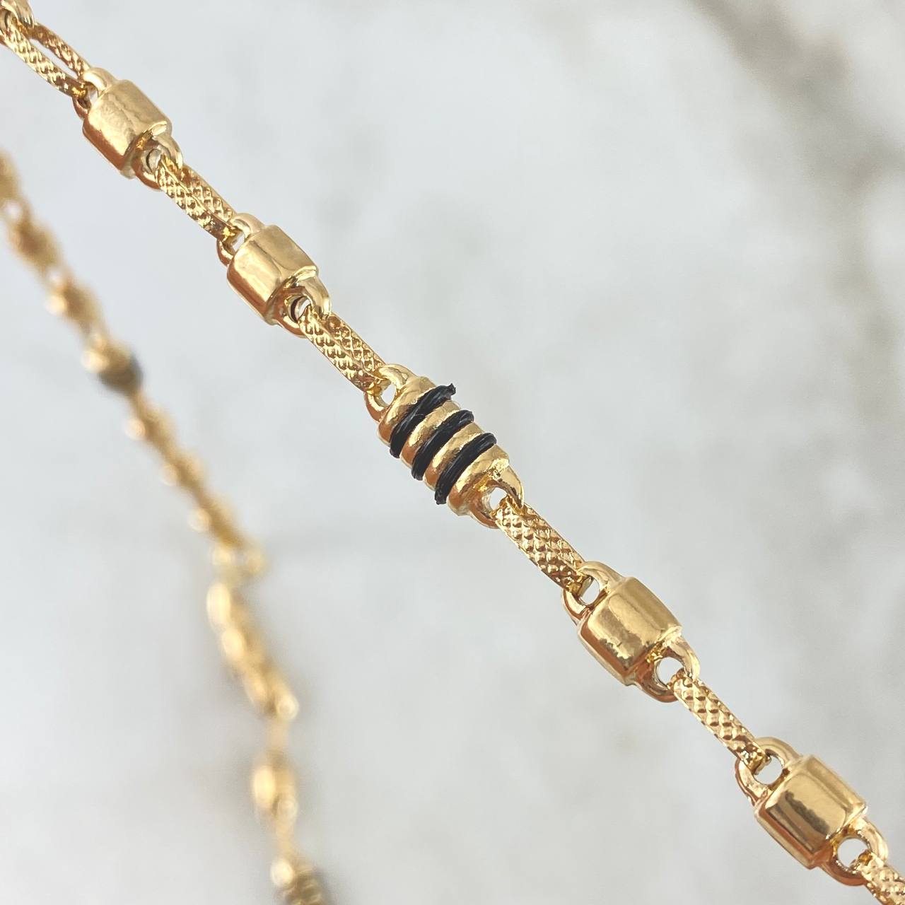 Cadena Rústica Barril 12.9gr / 60cm / 5mm Lisa - Rayada Cauchos Negros Oro Amarillo 18K