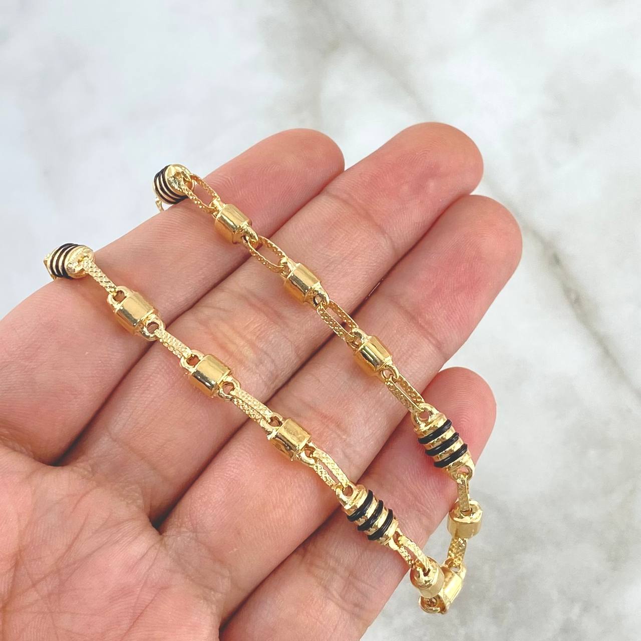 Cadena Rústica Barril 12.9gr / 60cm / 5mm Lisa - Rayada Cauchos Negros Oro Amarillo 18K