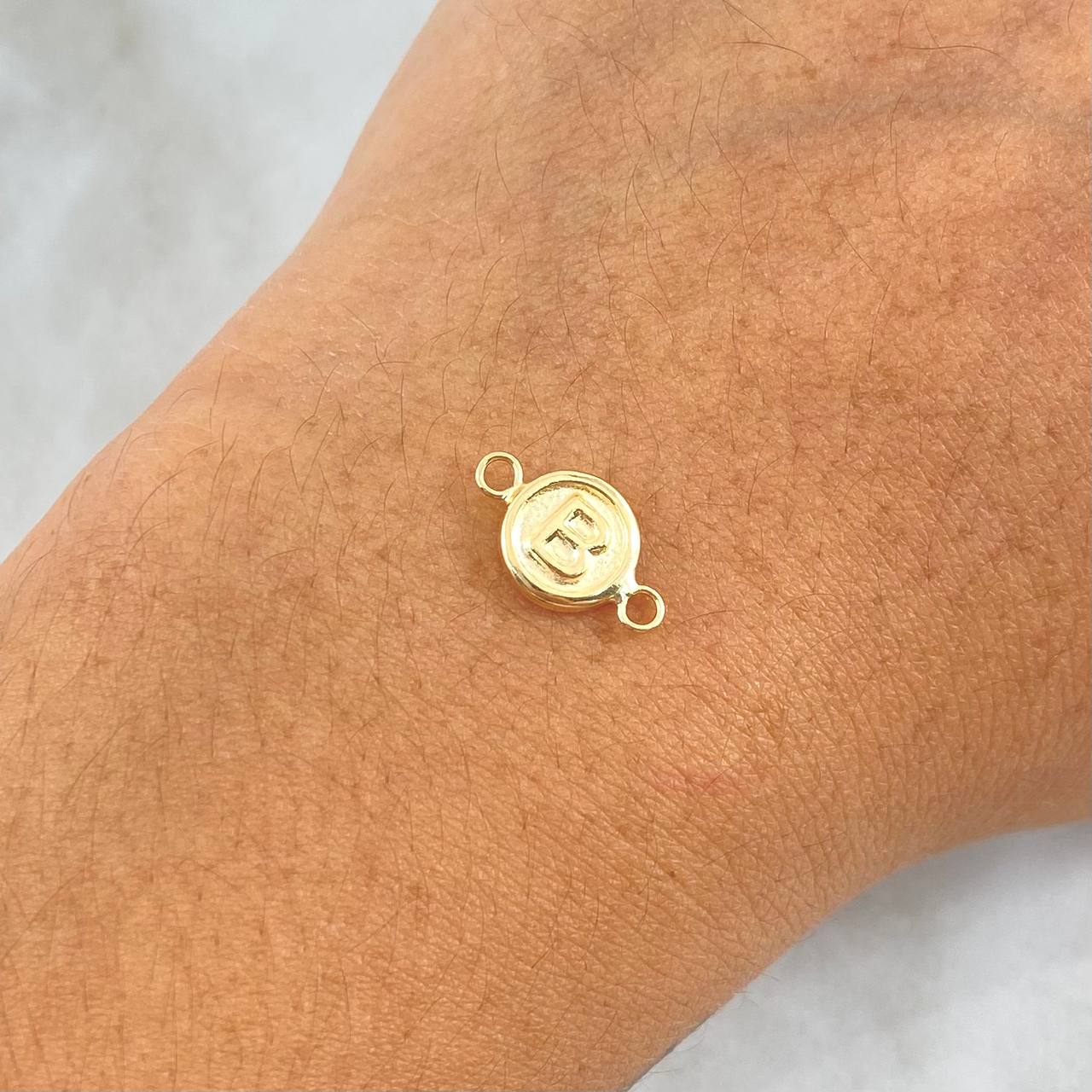 Herraje Letra B 0.45gr / 1.3cm / Circulo Mate Oro Amarillo 18K